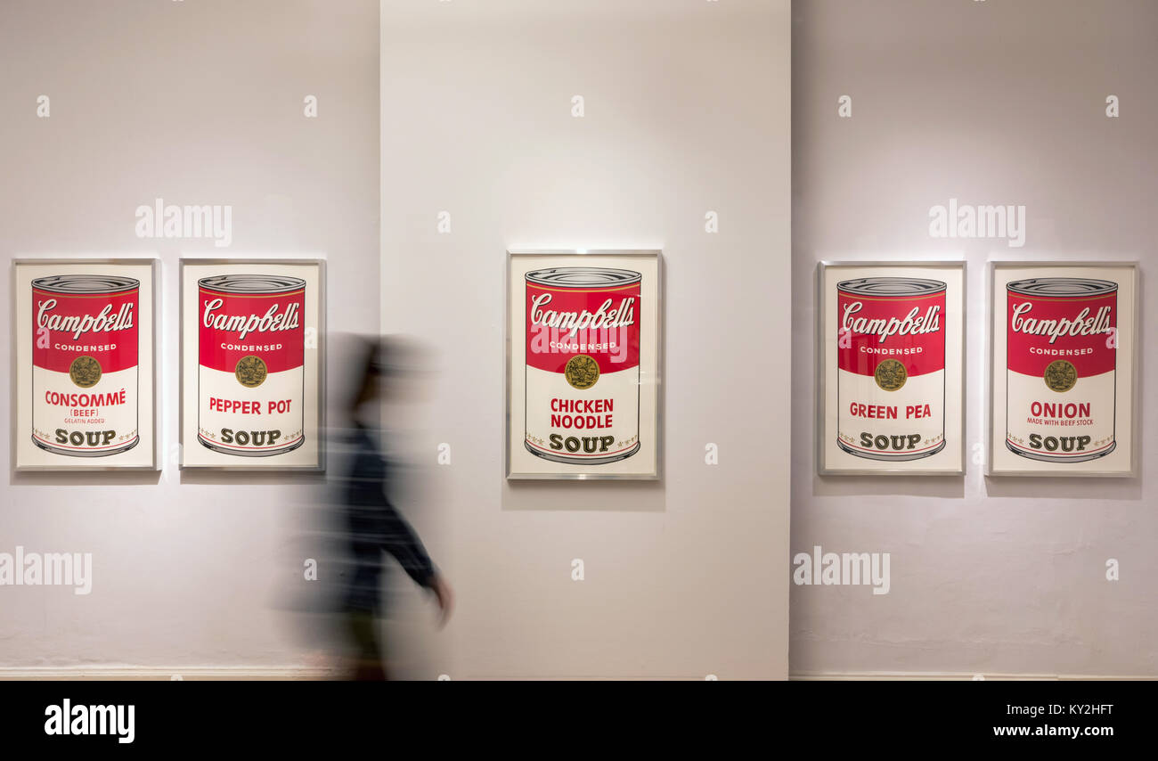 Bad saulgau, Allemagne. 12Th Jan, 2018. Un visiteur à la recherche de travaille à la "Andy Warhol - l'exposition des sérigraphies originales à la galerie d'art à Apolda, Allemagne, 12 janvier 2018. Environ 100 originaux à partir de 16 séries de l'écran de soie, entre autres, 'Marilyn Monroe', 'Les boîtes de soupe Campbell·s', 'Mao', 'fleurs', 'Skulls' et 'efface' série, sont à l'affiche du 14 janvier au 01 juillet 2018. Credit : Arifoto Ug/Michael Reichel/dpa/Alamy Live News Banque D'Images