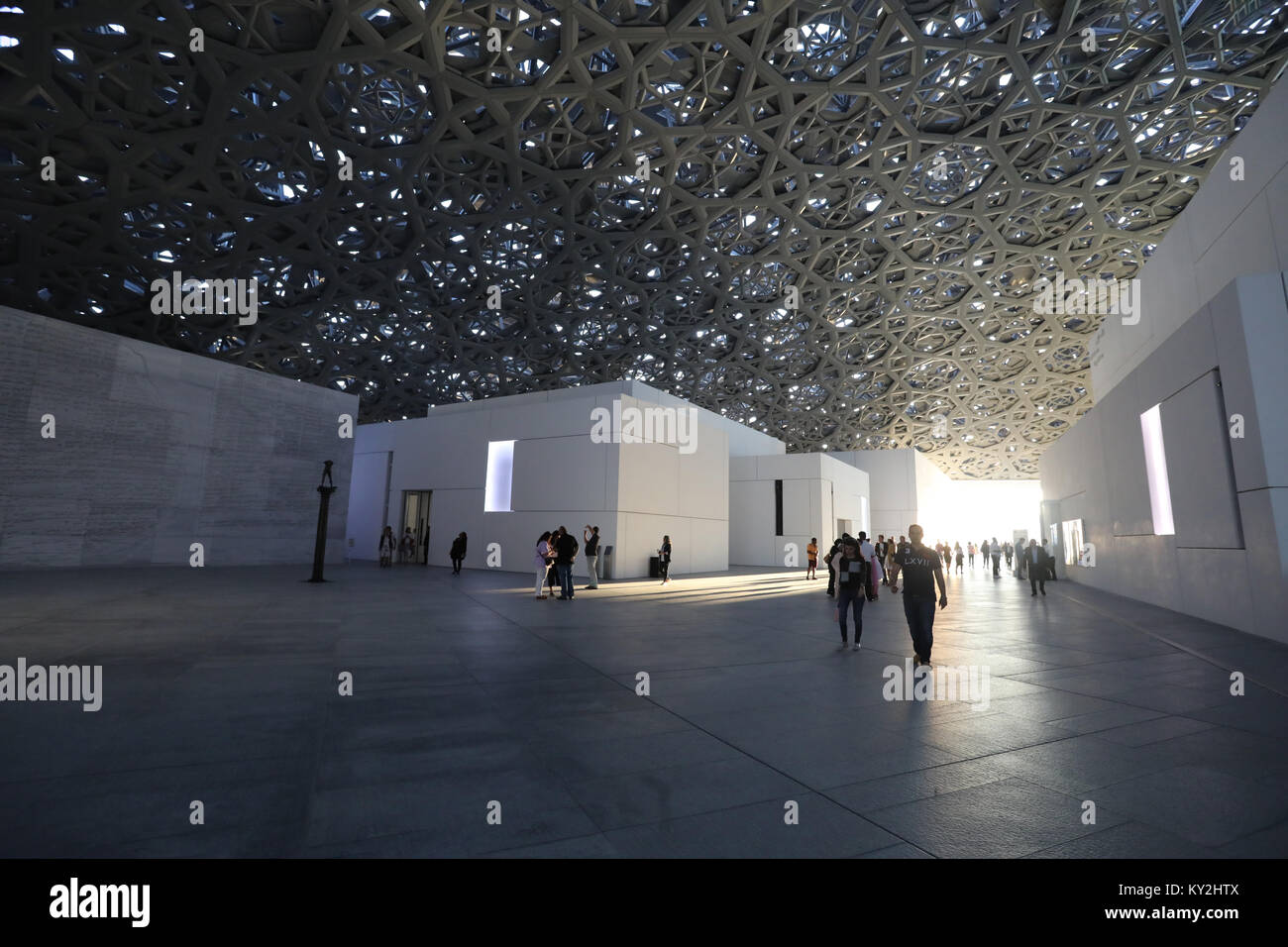 Abu Dhabi, EAU. 12 janvier, 2018. Les visiteurs marchent à travers le domaine du Louvre Abu Dhabi dans la capitale, le 12 janvier 2018. Le musée a ouvert ses portes sur l'île de Saadiyat, en novembre 2017, avec une collection basée sur des éléments détenus par le Louvre à Paris, France. Le bâtiment a été conçu par Jean Nouvel, avec un énorme toit circulaire de plafonner l'ensemble de la zone. Credit : Dominic Dudley/Alamy Live News Banque D'Images