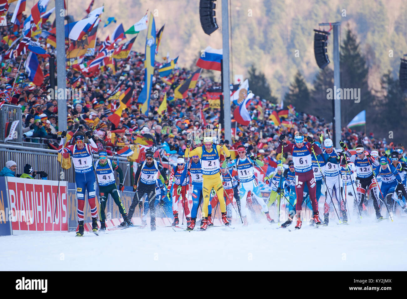 Inzell, Allemagne. 12Th Jan, 2018. Départ en masse de la mens 7,5 km relais, coupe du monde IBU, Chiemgau Arena, Inzell, Allemagne. Crédit : Marcel Laponder/Alamy Live News Banque D'Images