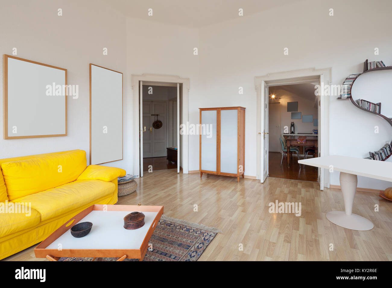 Salon de l'ancien appartement, plancher en bois et un divan jaune Banque D'Images