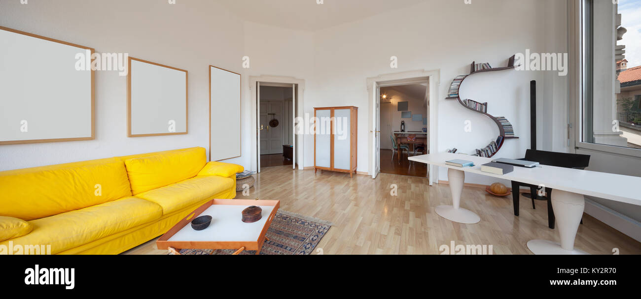 Salon de l'ancien appartement, plancher en bois et un divan jaune Banque D'Images