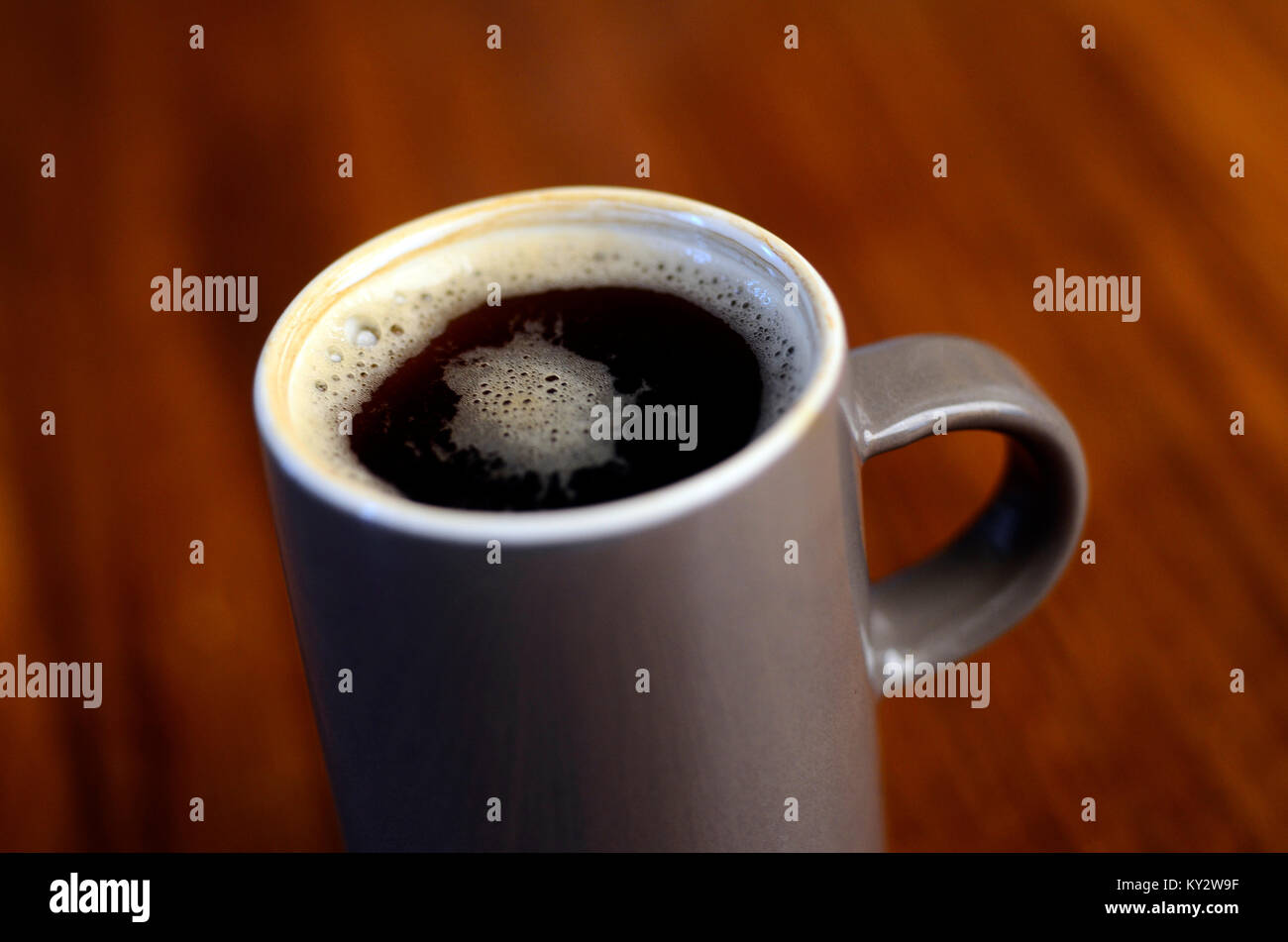 Tasse à café sur table en bois, vue du dessus close up Banque D'Images