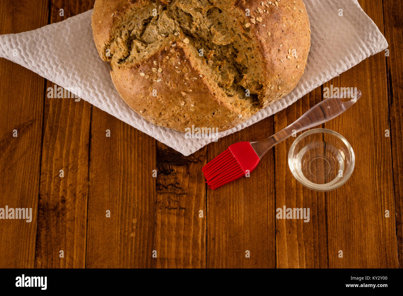 Soda Bread irlandais traditionnel faite pour la St Patrick's Day, à mélanger l'huile et servis sur table en bois Banque D'Images