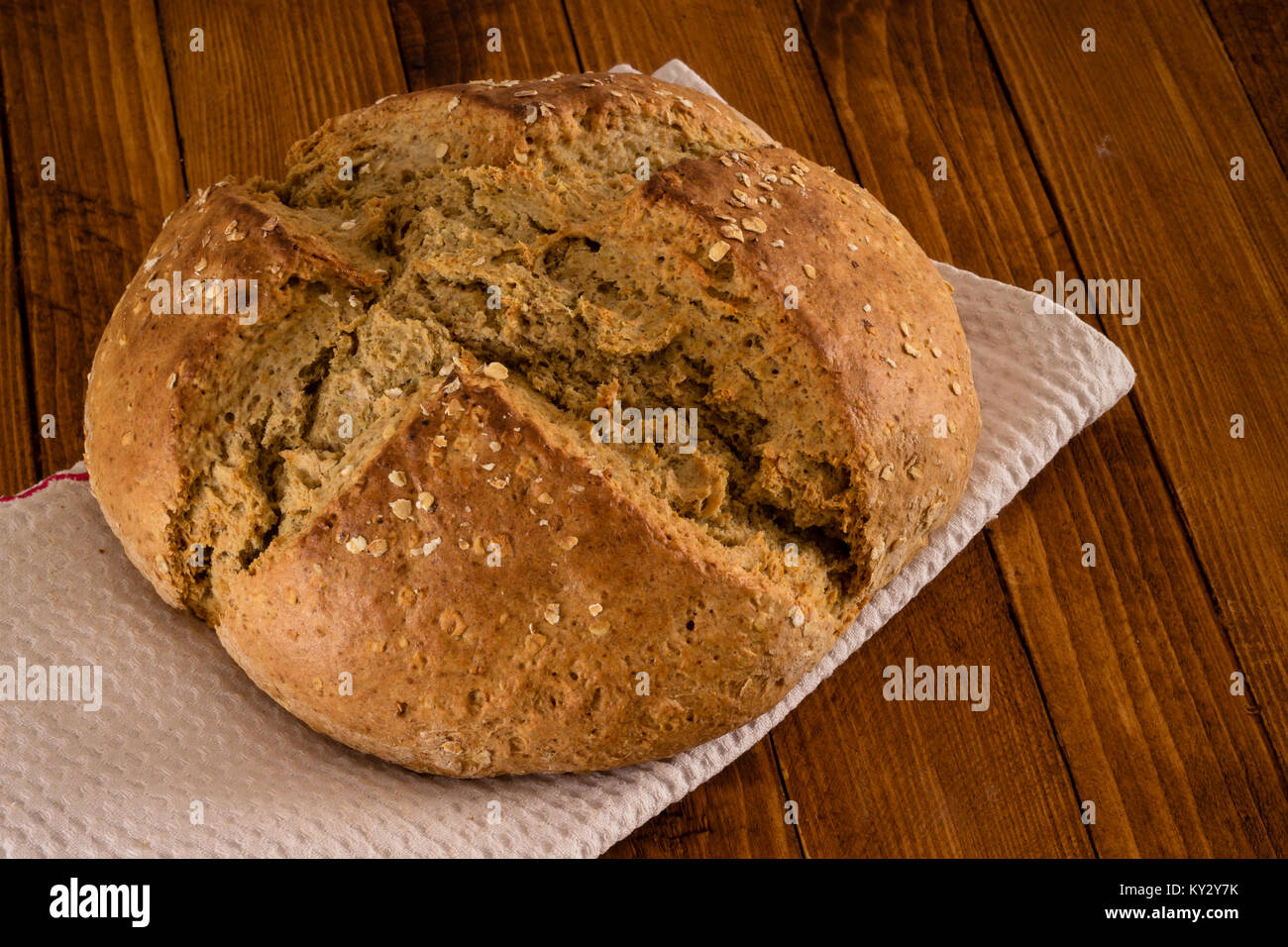Soda Bread irlandais traditionnel faite pour le jour de rue Patrick Servi sur table en bois Banque D'Images