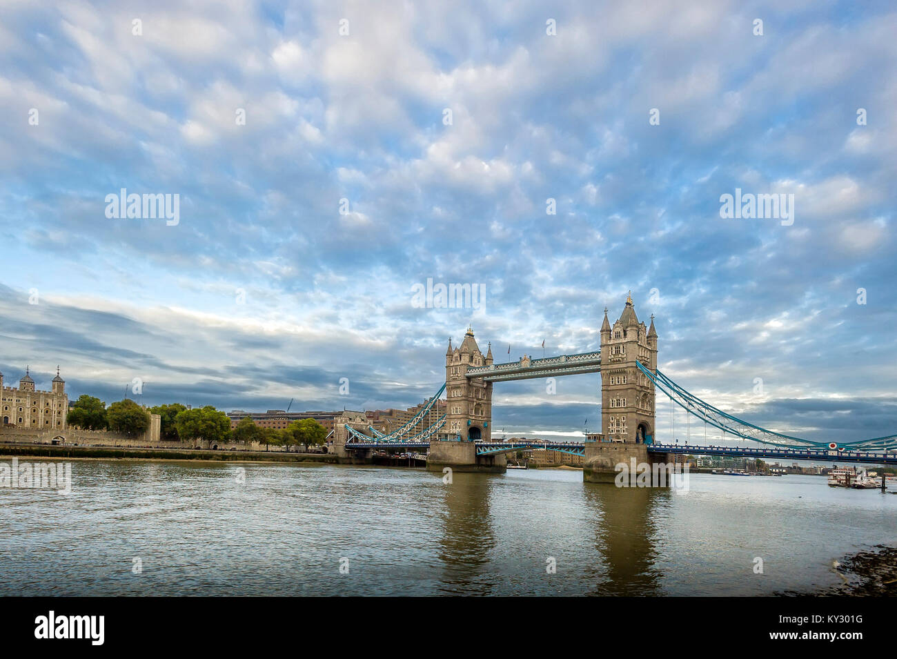 Tower Bridge avec de petits nuages dans le ciel Banque D'Images