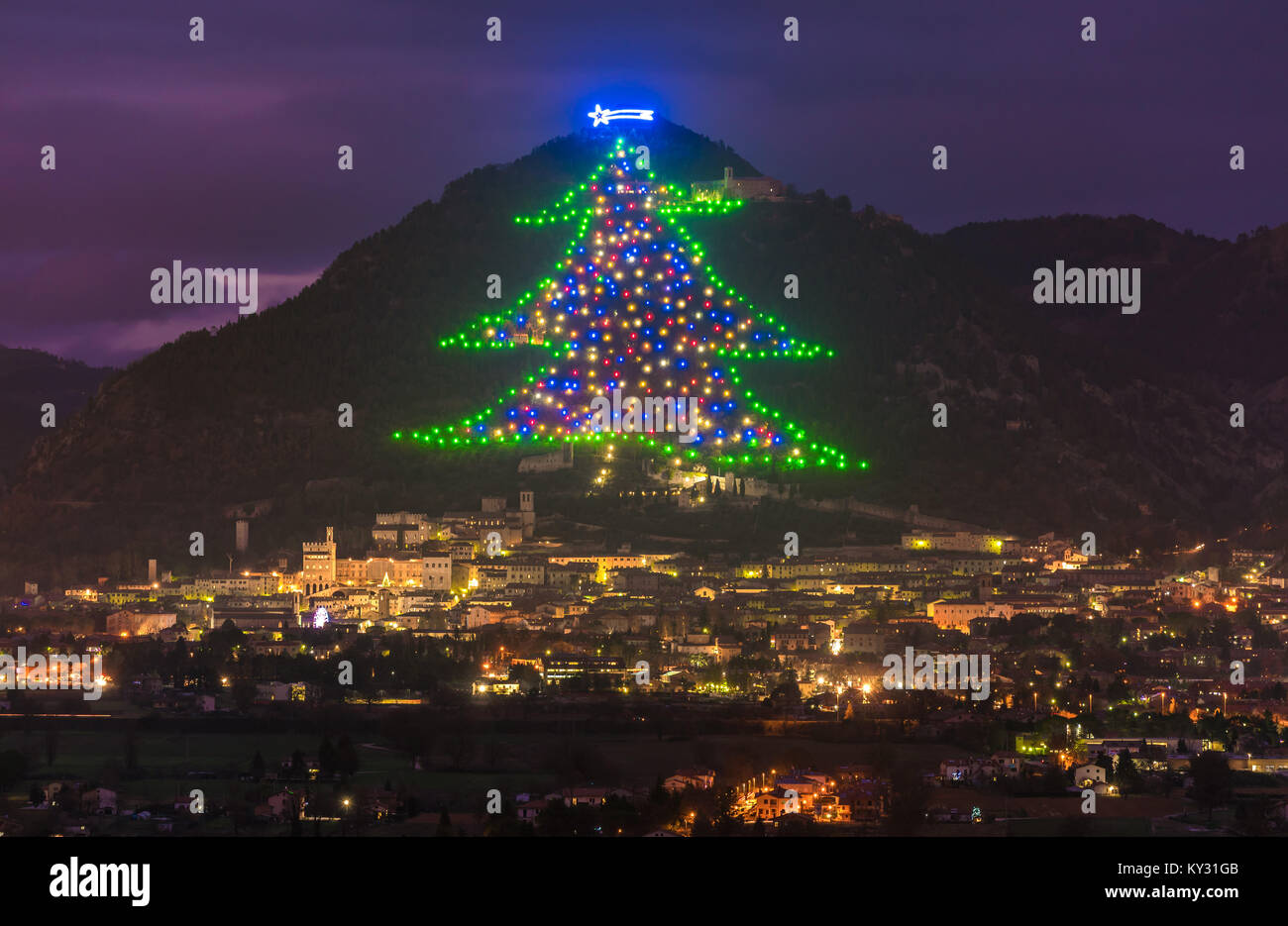 Gubbio (Italie) - L'une des plus belles villes médiévales d'Europe, dans la Région Ombrie, en Italie centrale, avec le plus grand arbre de Noël dans le monde Banque D'Images