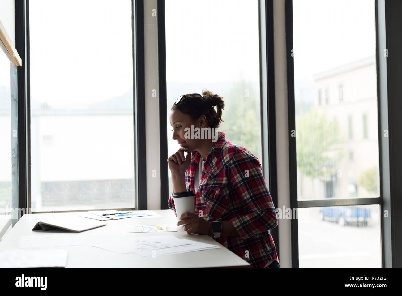 Femme à la direction dans le document Banque D'Images