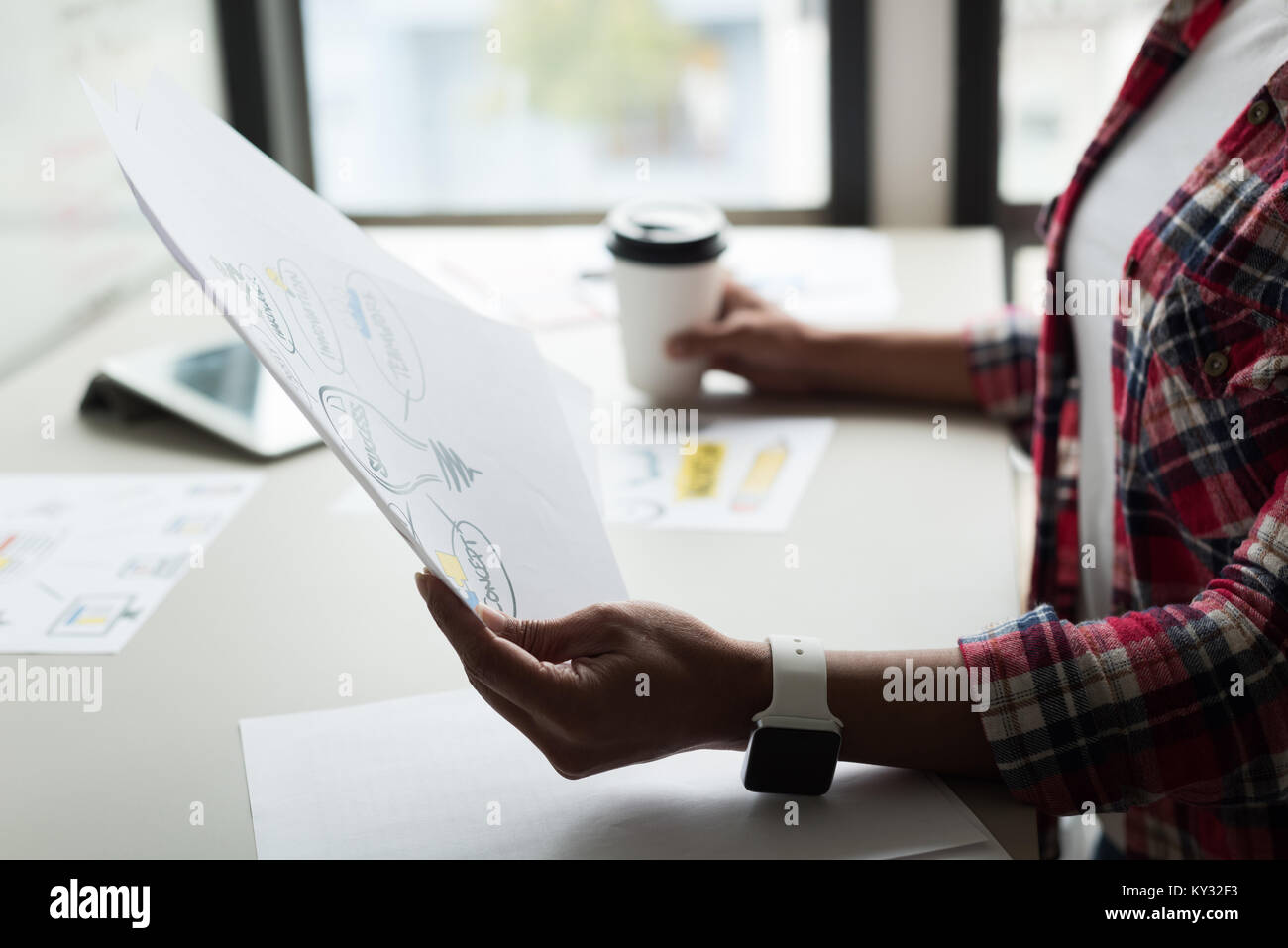 Femme à la direction dans le document Banque D'Images