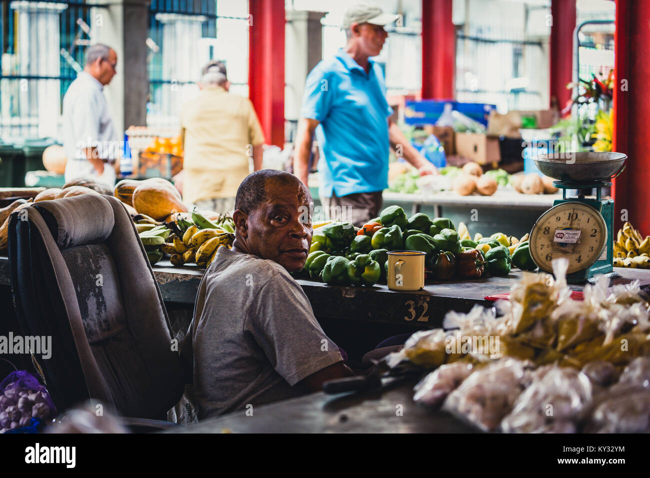 Homme africain vendant des fruits sur le marché, Victoria, Seychelles Banque D'Images