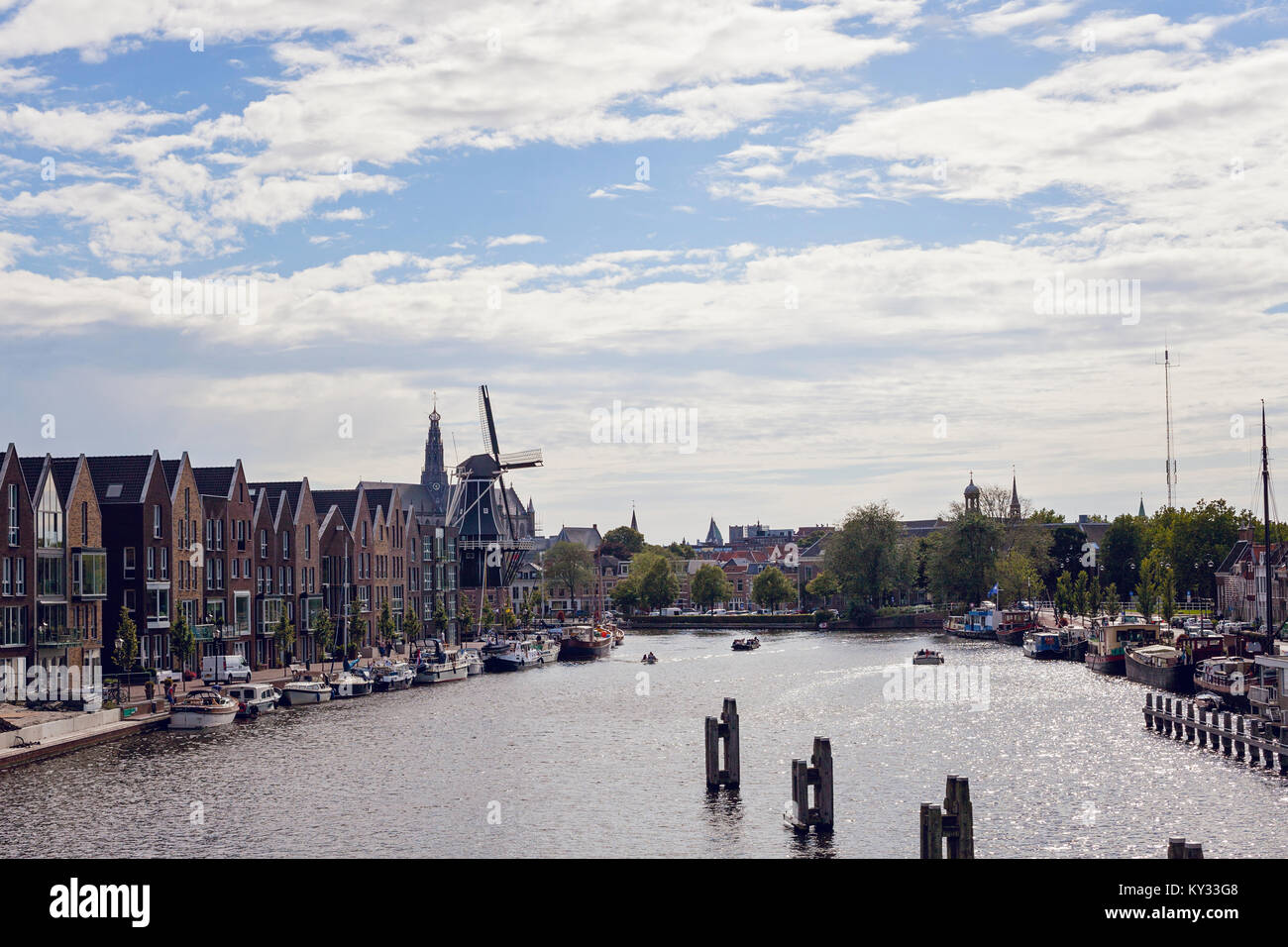 Haarlem, Pays-Bas. De Adriaan, monument moulin dans le centre de Haarlem sur la rivière Spaarne Banque D'Images