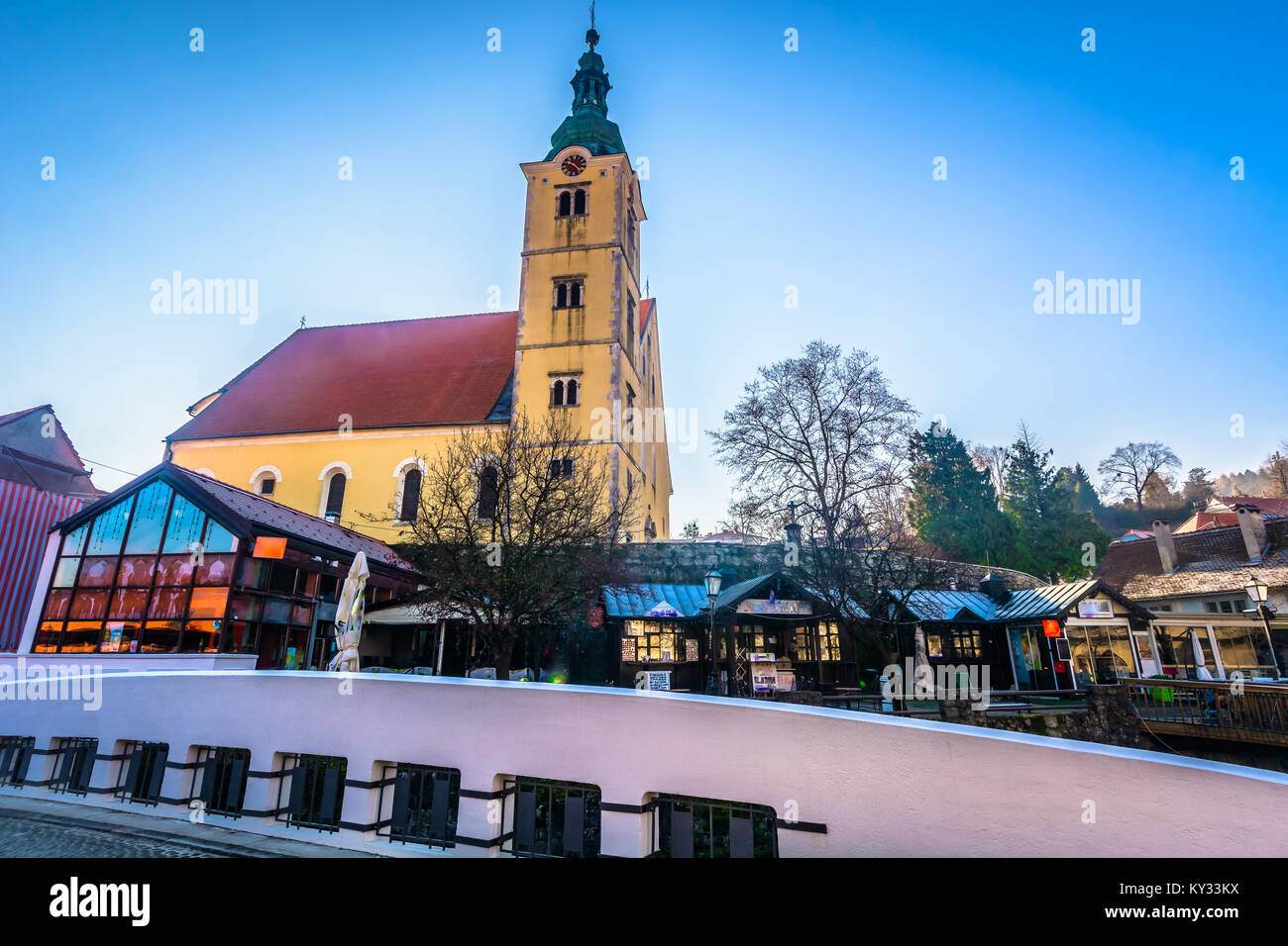 Vue panoramique au monument religieux - vieille église baroque à Samobor centre-ville, le nord de la Croatie. Banque D'Images