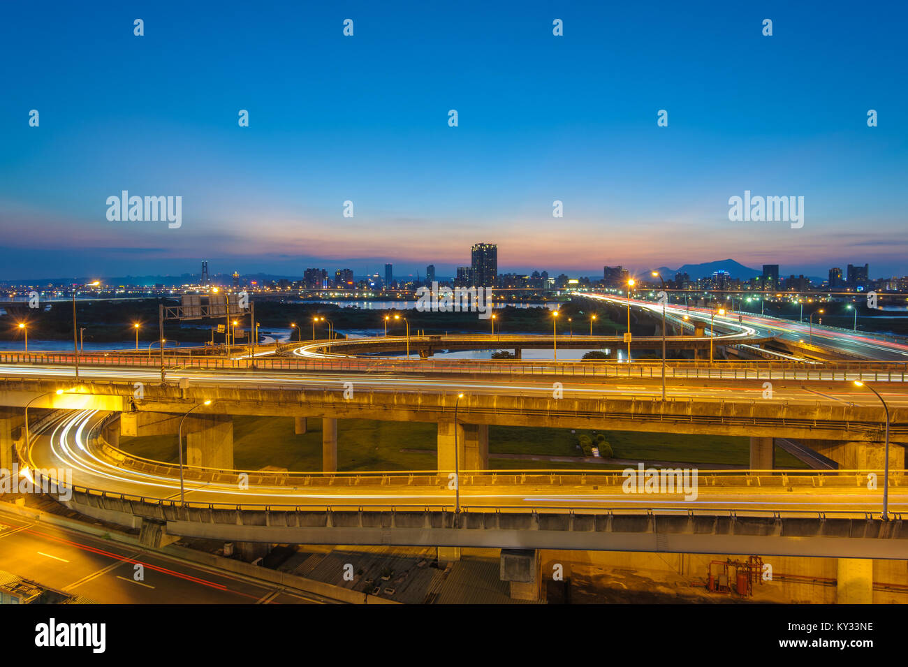 Les sentiers de la lumière de l'autoroute à Taipei Banque D'Images