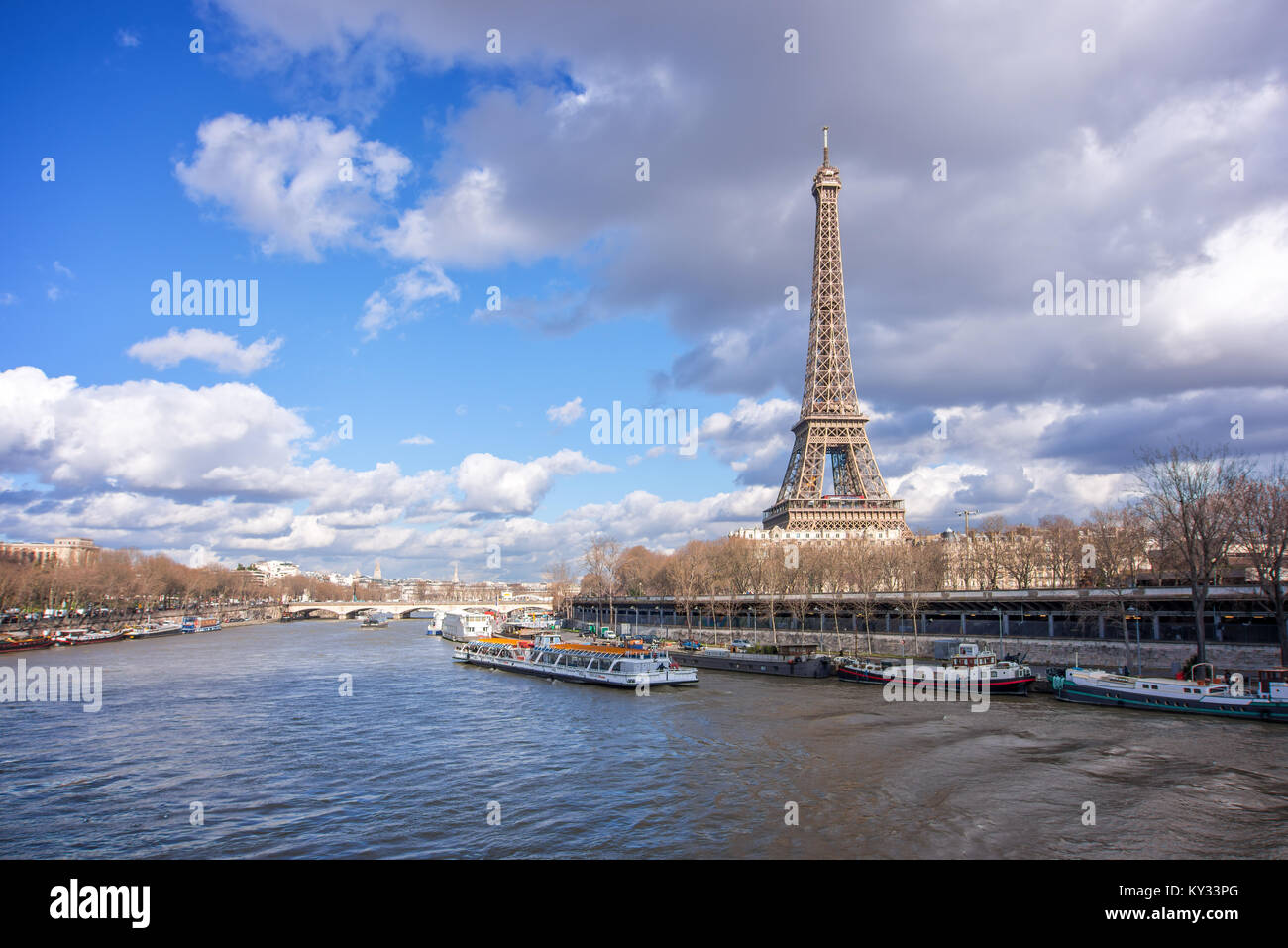 Vue sur la Tour Eiffel depuis le pont Bir Hakeim, Paris, France Banque D'Images