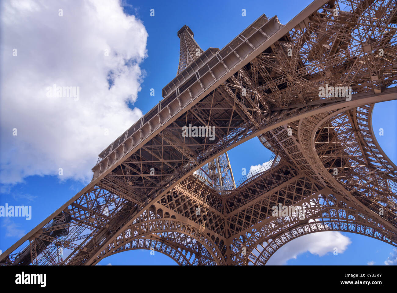 La Tour Eiffel, vue de dessous, Paris France Banque D'Images