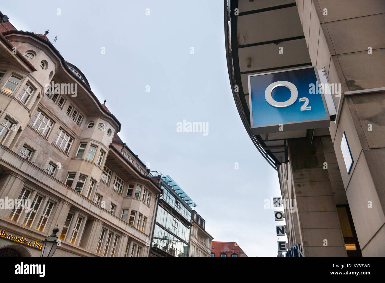 MUNICH, ALLEMAGNE - le 18 décembre 2017 : O2 logo sur leur boutique principale de Munich. O2 est l'un des principaux opérateurs téléphoniques et fournisseurs d'accès internet en Allemagne Banque D'Images