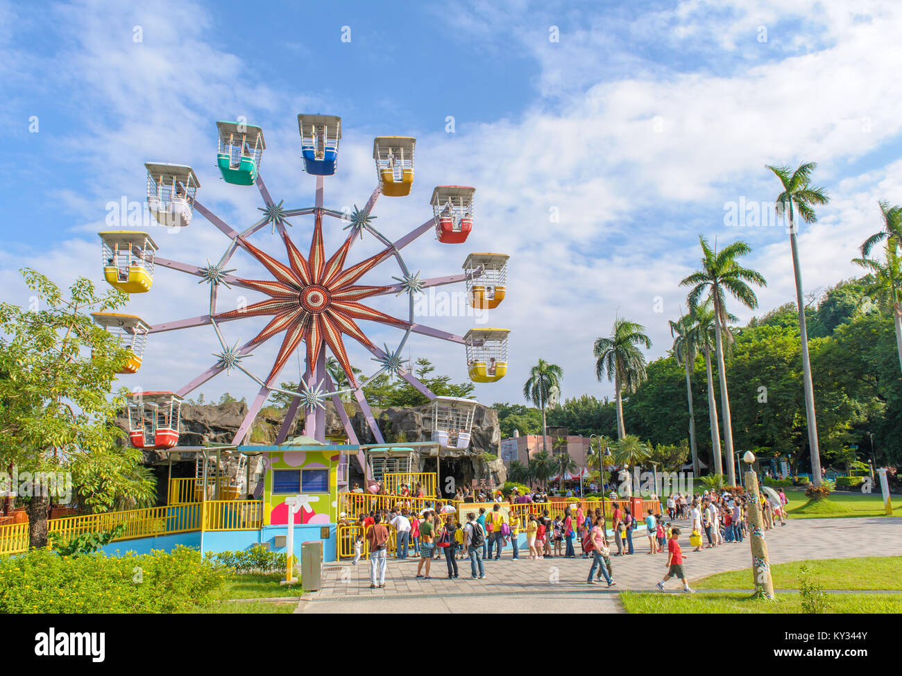 Grande roue colorée dans l'aire de jeux Banque D'Images