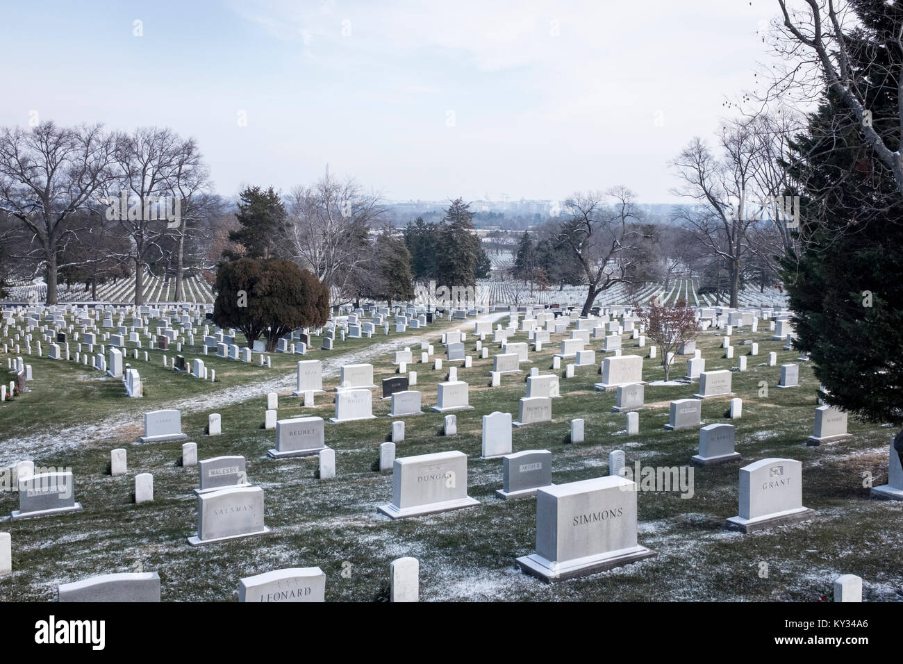 Une vue sur les pierres tombales dans le Cimetière National d'Arlington en Virginie, USA Banque D'Images