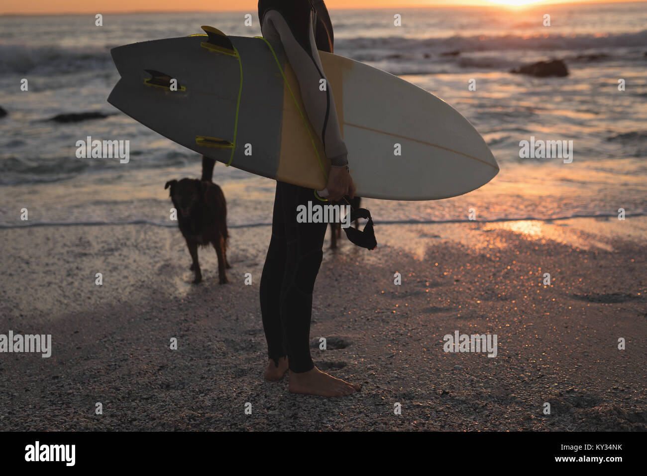 Surf surfeur avec standing on beach Banque D'Images