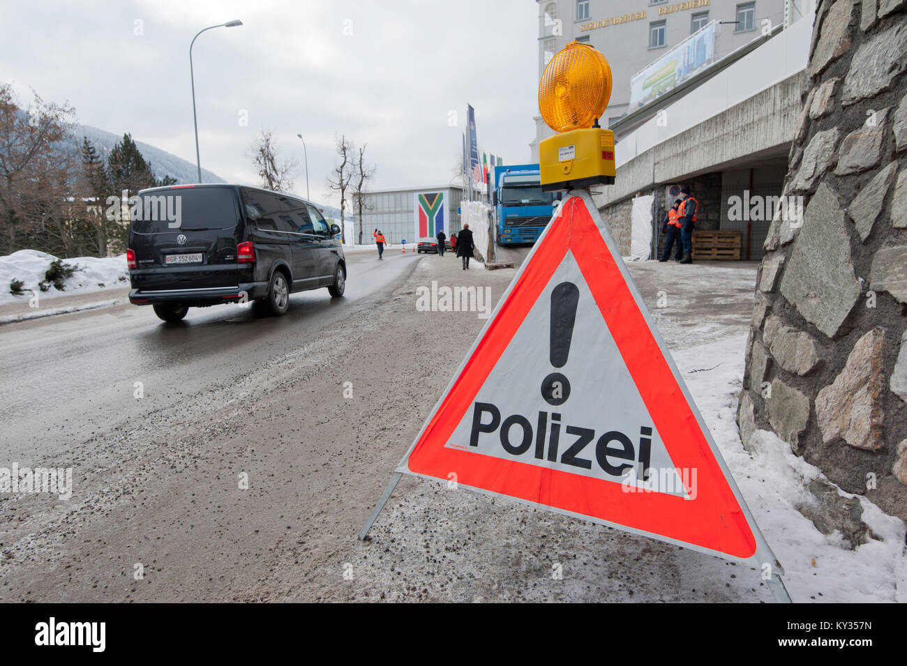 Un contrôle de la police dans le milieu de la petite Suisse village touristique Davos durant le Forum économique mondial (WEF) le 25 janvier 2013. Chaque année, des mesures de sécurité à prendre pour le WEF tourner la petite Suisse village alpin de Davos en une forteresse. Banque D'Images