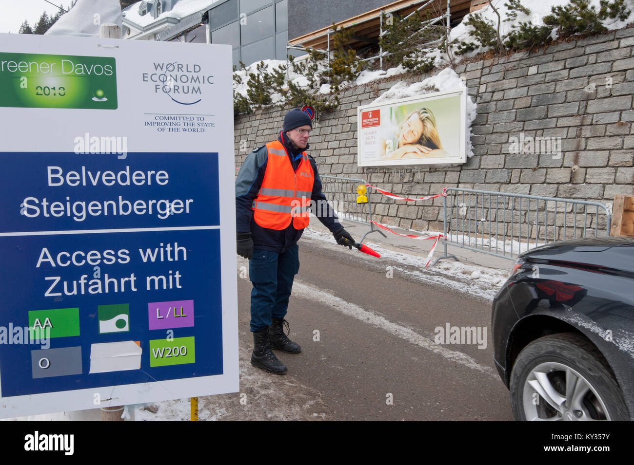 Policiers sur un point de contrôle dans le milieu de la petite Suisse village touristique Davos durant le Forum économique mondial (WEF) le 25 janvier 2013. Chaque année, des mesures de sécurité à prendre pour le WEF tourner la petite Suisse village alpin de Davos en une forteresse. Banque D'Images