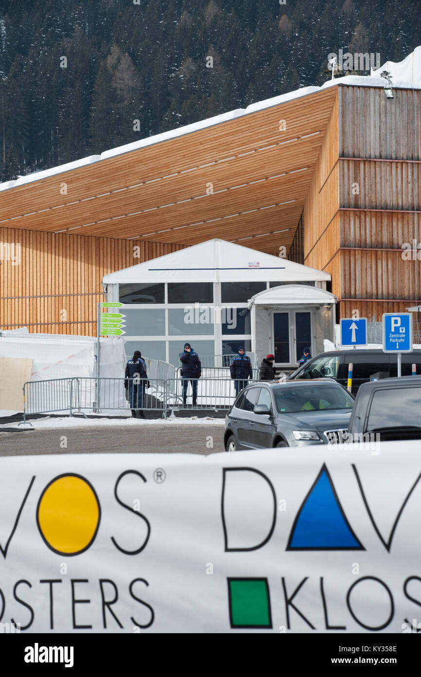 Le centre de conférence très protégés de Davos, Suisse, où le Forum économique mondial (FEM) a lieu le 25 janvier 2013. Chaque année, des mesures de sécurité à prendre pour le WEF tourner la petite Suisse village alpin de Davos en une forteresse. Banque D'Images