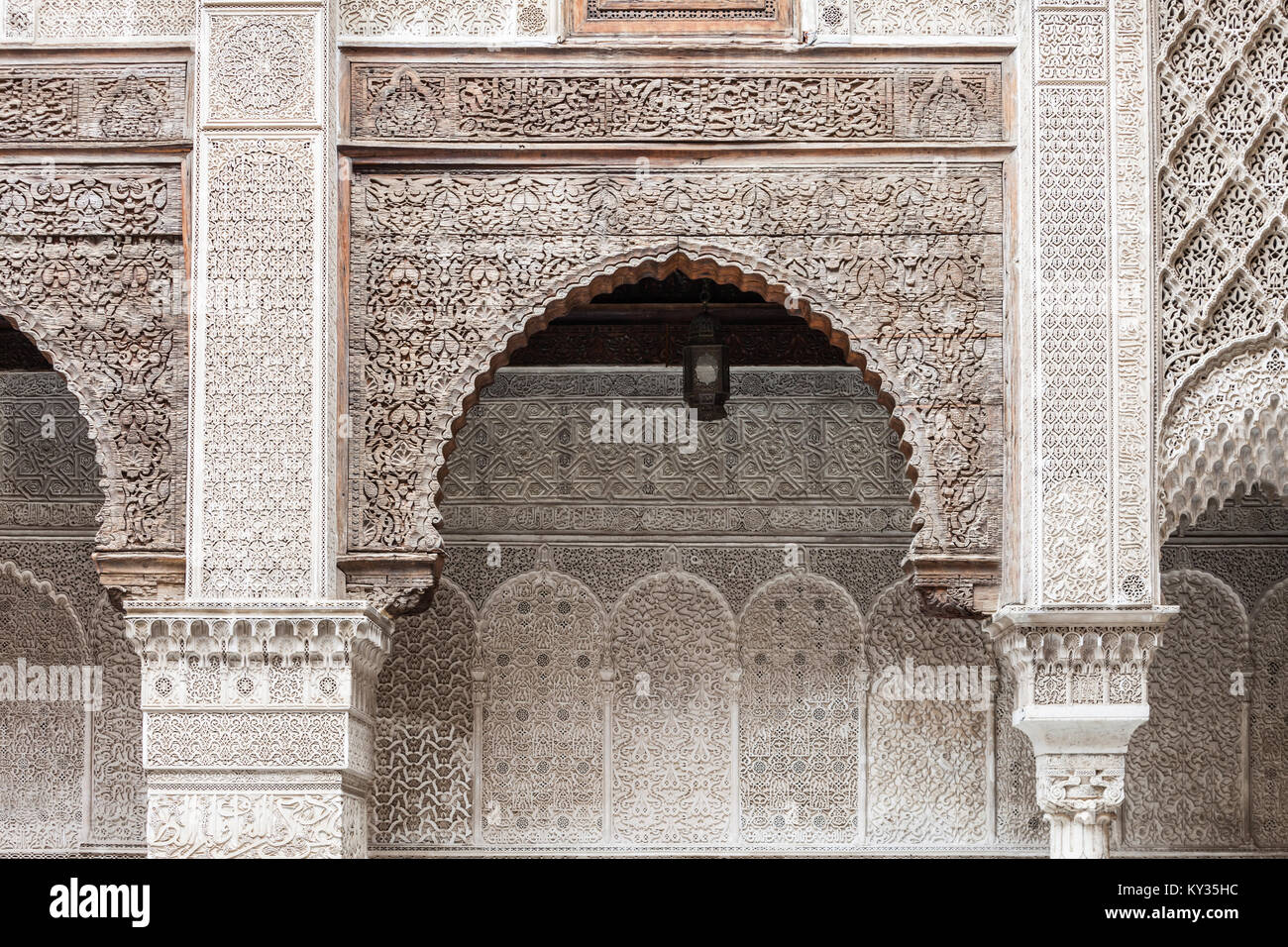 Fes, MAROC - 27 février 2016 : Pattern design élément de la madrasa Al Attarine de Fès medina au Maroc. Banque D'Images