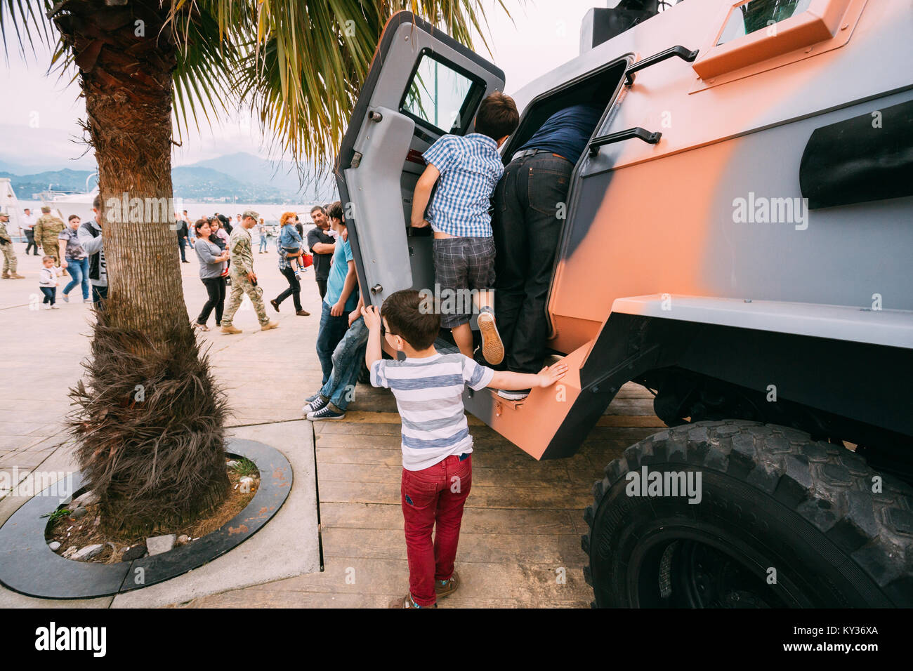 Batumi, Géorgie, l'Adjarie - Mai 26, 2016 Enfants : escalade sur le camion voiture militaire lors d'une exposition d'armes pendant la célébration de la fête nationale Banque D'Images