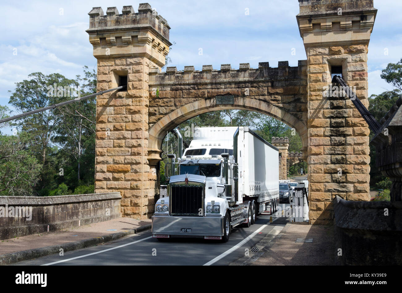 Gros camion traversant le pont sur la rivière Hampden Kangourou, Kangaroo Valley, New South Wales, Australia Banque D'Images