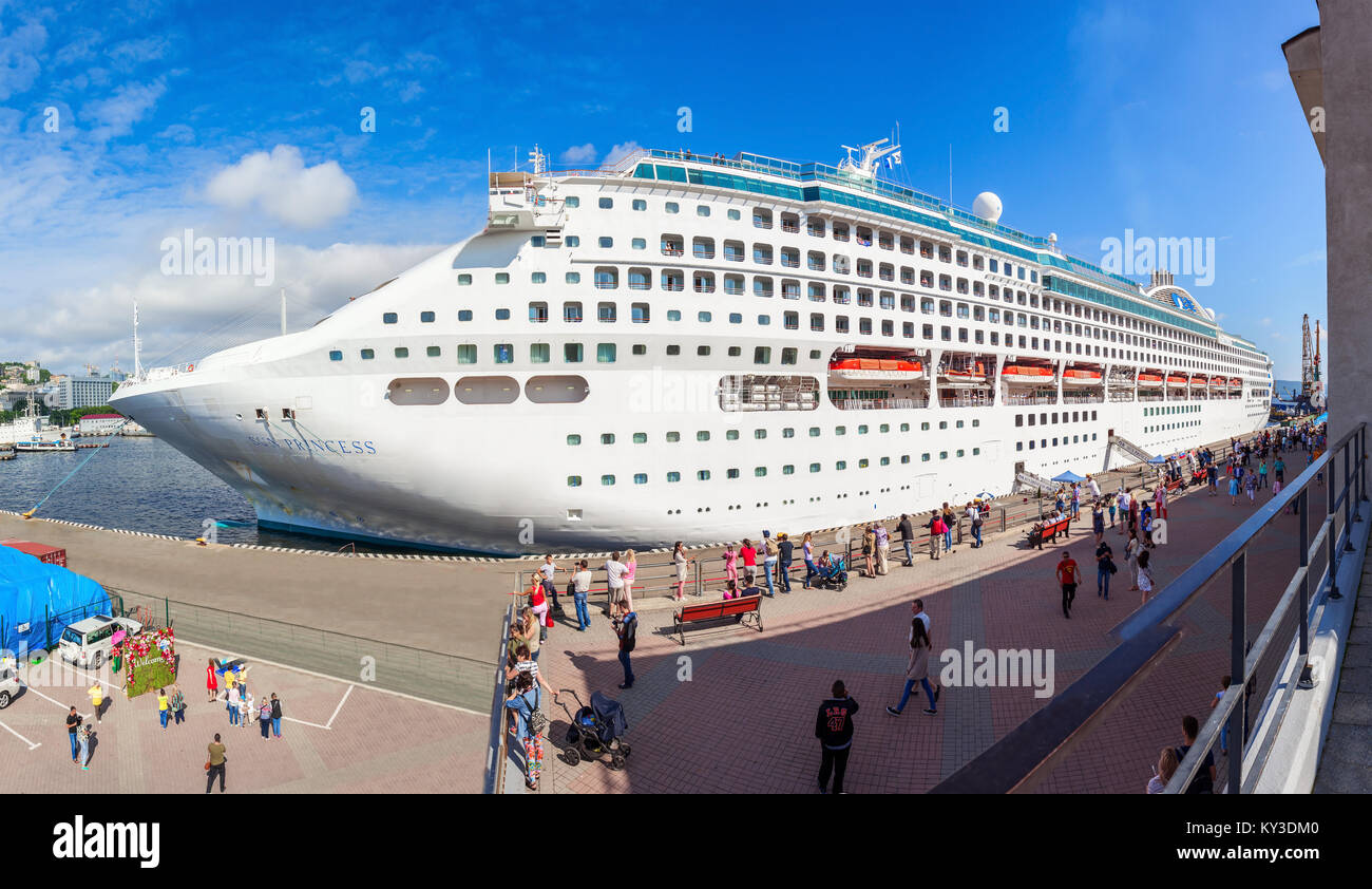 VLADIVOSTOK, Russie - le 17 juillet 2016 : Sun Princess bateau de croisière au port de mer de passagers dans le centre de la ville de Vladivostok, Primorsky Krai en Russie. Banque D'Images