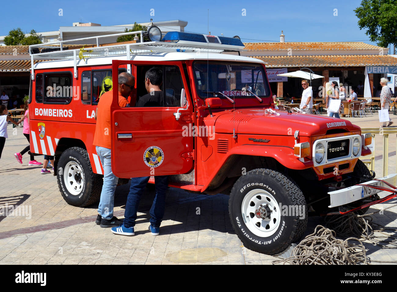 Portugal, Algarve, Lagoa, vers 04.06.2017. Firemans fire jeep étant affichées dans un salon international. Il y a beaucoup de feux de forêt au Portugal Banque D'Images