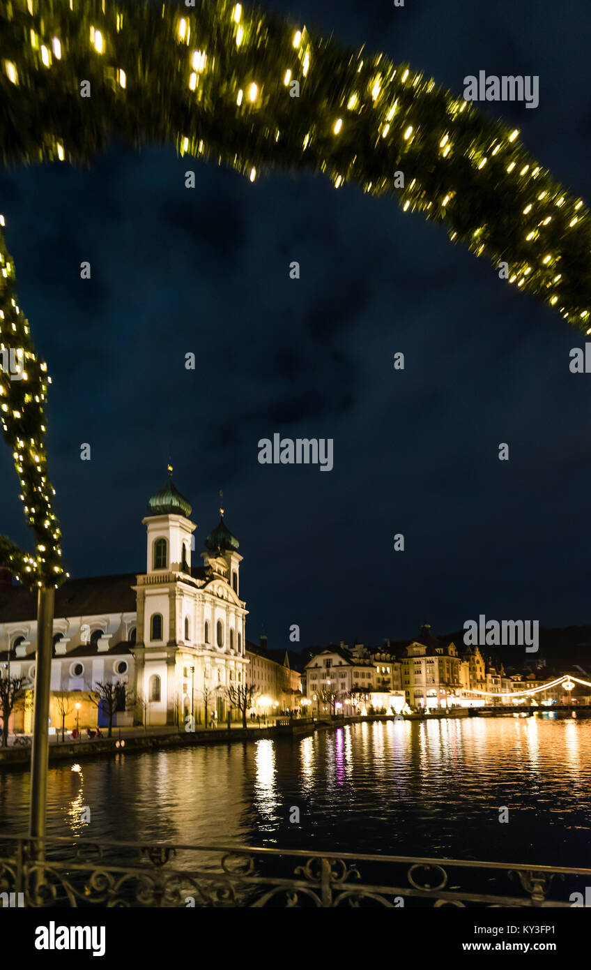 Lucerne, Suisse - 2 décembre 2017 : église des Jésuites à la rivière de la Reuss pendant la période de Noël. Banque D'Images