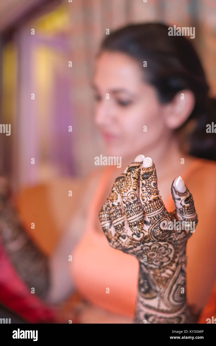 Modèles Mehndi en main et bras de mariée pour mariage sikh indien Banque D'Images