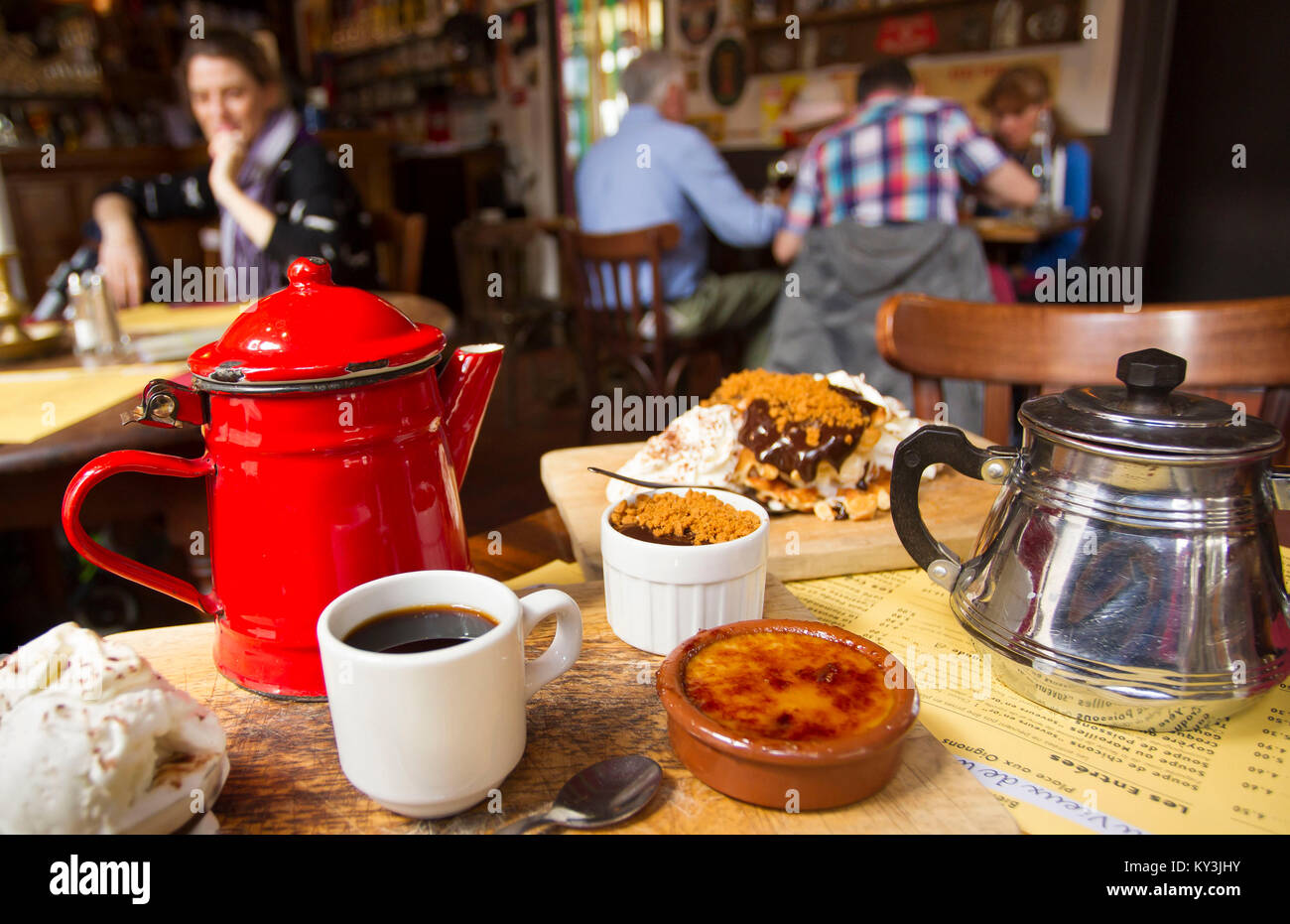 Dessert : café avec dessert dans un restaurant gastronomique Banque D'Images
