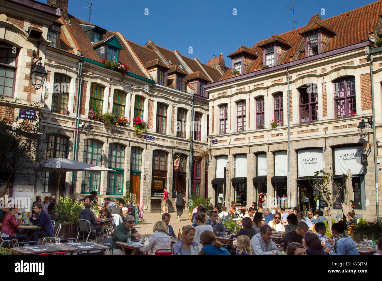 Atmosphère dans une rue piétonne de la vieille ville de Lille (nord de la France), "Place aux