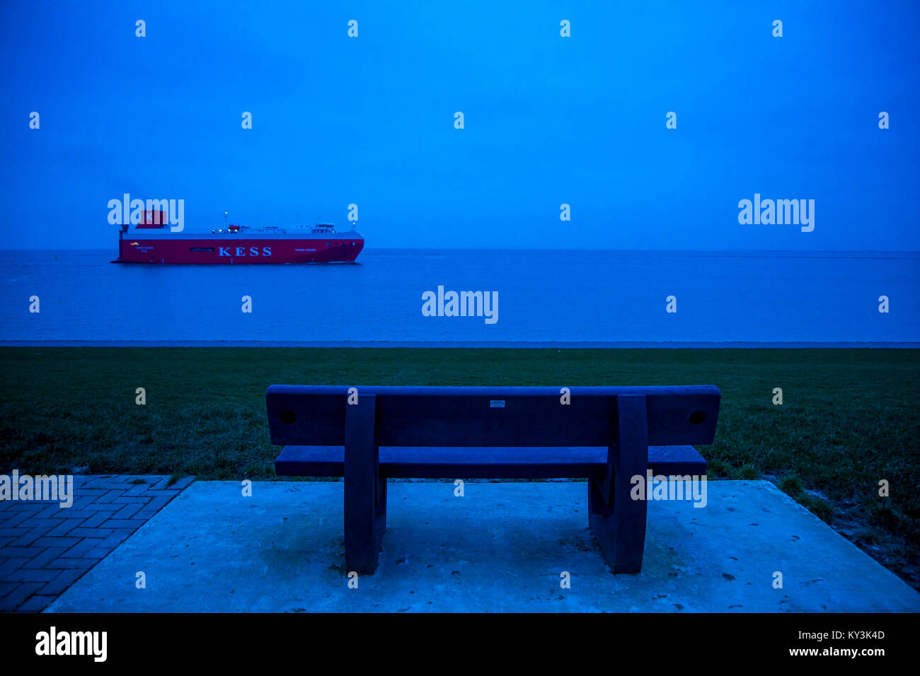 Navire Transporteur de l'automobile, la ligne 'K''autoroute de la mer Services (KESS), sur l'estuaire de Dollard, Ems, transporte les nouvelles voitures, ici à partir de l'usine VW de Banque D'Images