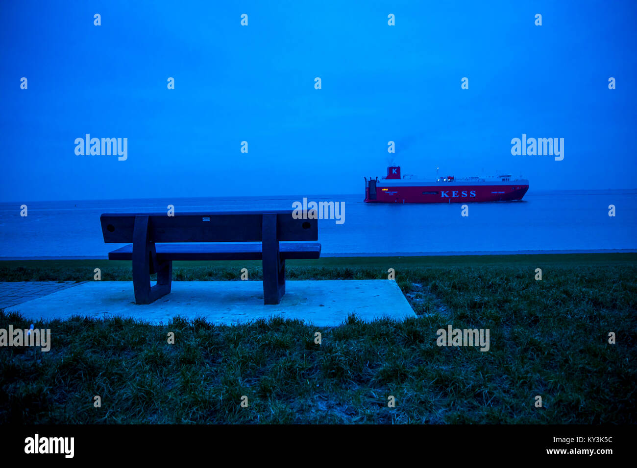 Navire Transporteur de l'automobile, la ligne 'K''autoroute de la mer Services (KESS), sur l'estuaire de Dollard, Ems, transporte les nouvelles voitures, ici à partir de l'usine VW de Banque D'Images