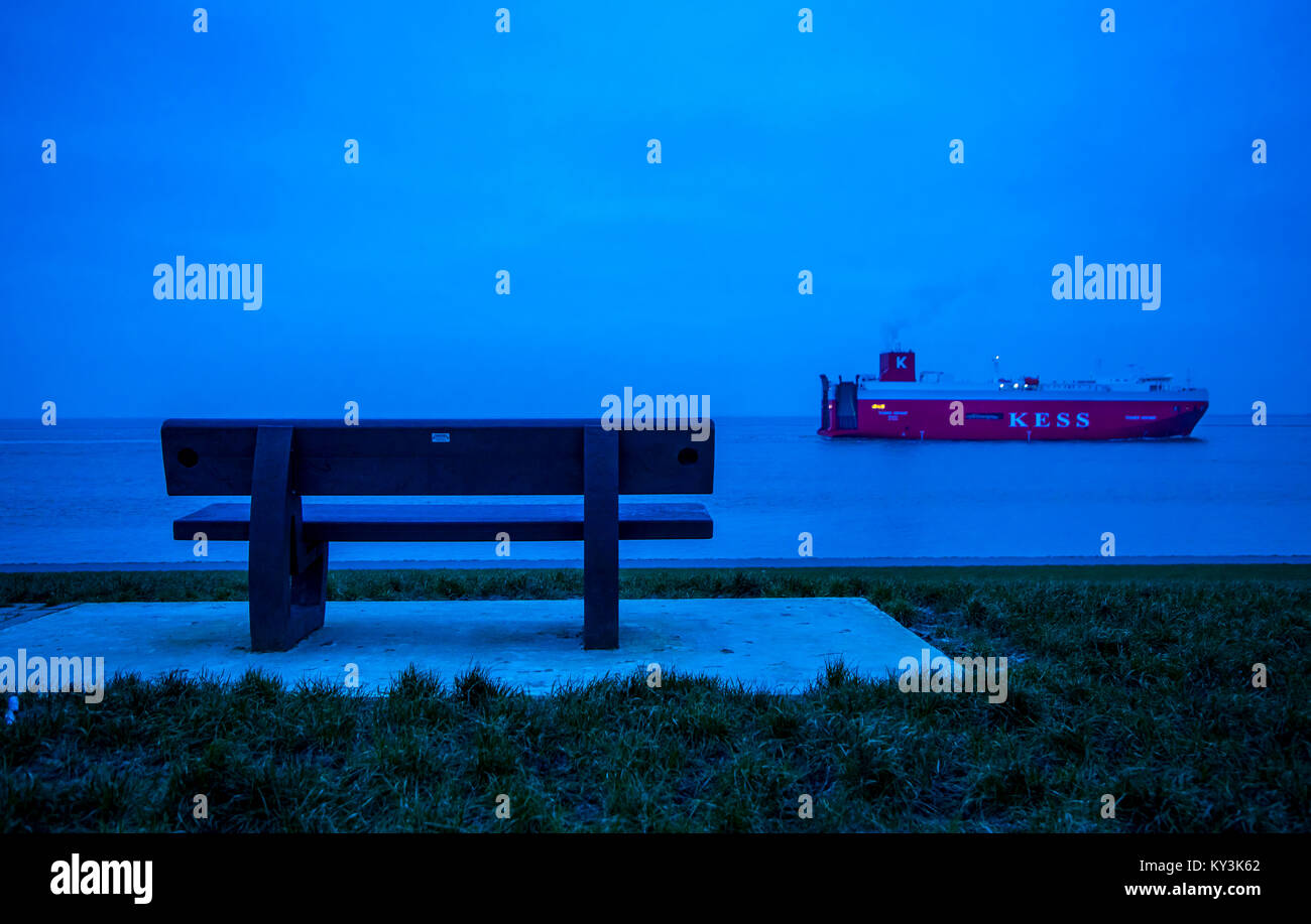 Navire Transporteur de l'automobile, la ligne 'K''autoroute de la mer Services (KESS), sur l'estuaire de Dollard, Ems, transporte les nouvelles voitures, ici à partir de l'usine VW de Banque D'Images