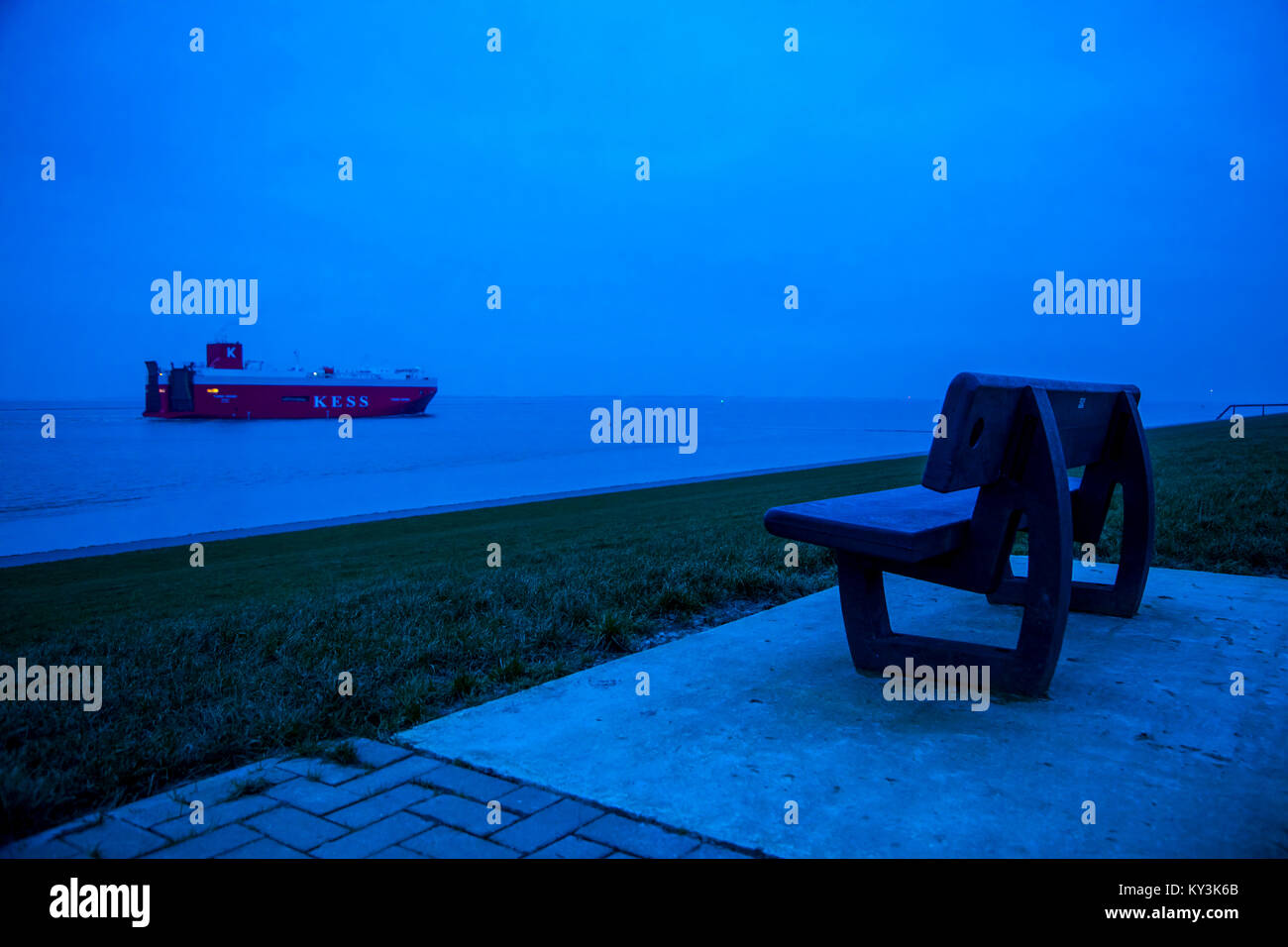Navire Transporteur de l'automobile, la ligne 'K''autoroute de la mer Services (KESS), sur l'estuaire de Dollard, Ems, transporte les nouvelles voitures, ici à partir de l'usine VW de Banque D'Images