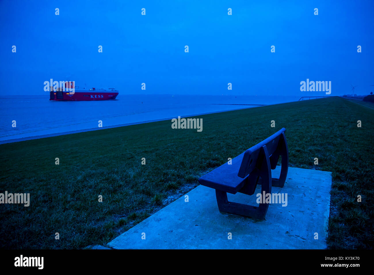 Navire Transporteur de l'automobile, la ligne 'K''autoroute de la mer Services (KESS), sur l'estuaire de Dollard, Ems, transporte les nouvelles voitures, ici à partir de l'usine VW de Banque D'Images