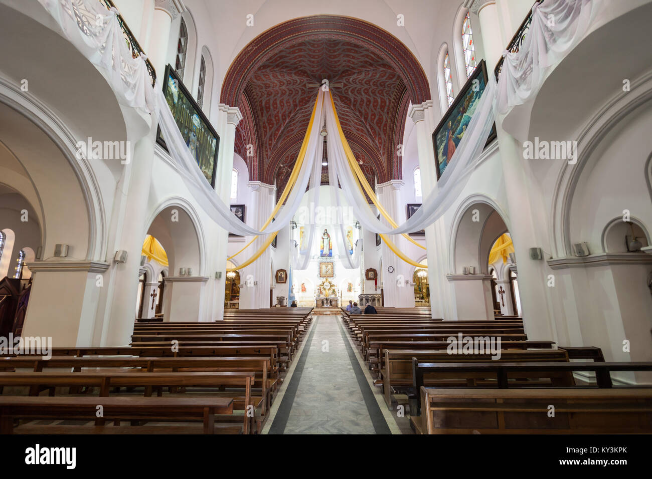 MINSK, BELARUS - Mai 06, 2016 : église des Saints Simon et Helena intérieur, également connu sous le nom de l'église rouge est une église catholique romaine sur l'indépendance Squ Banque D'Images