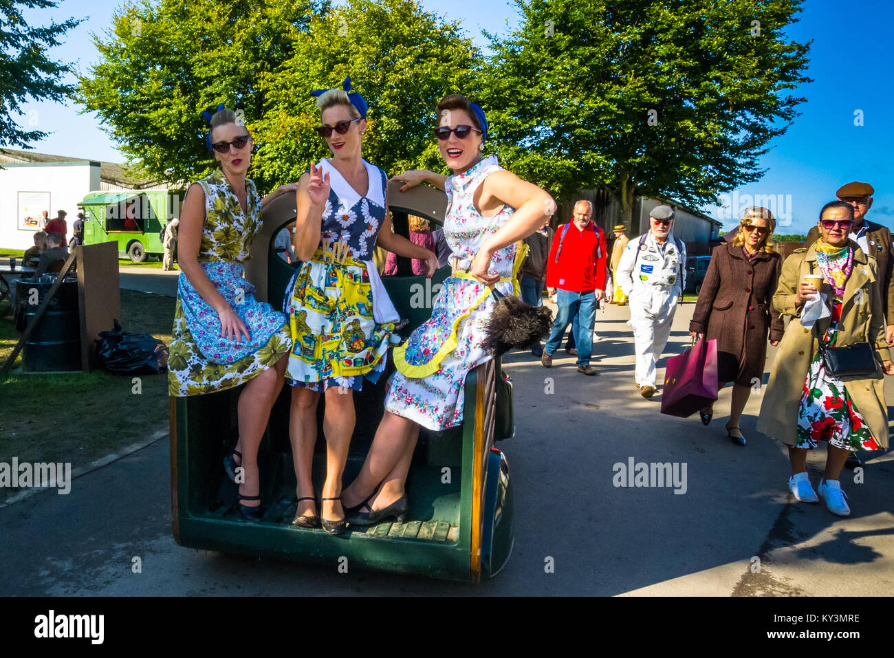 Trois actrices agissant comme des ménagères en1940's clothing au Goodwood Revival, Goodwood West Sussex UK 2017 Banque D'Images