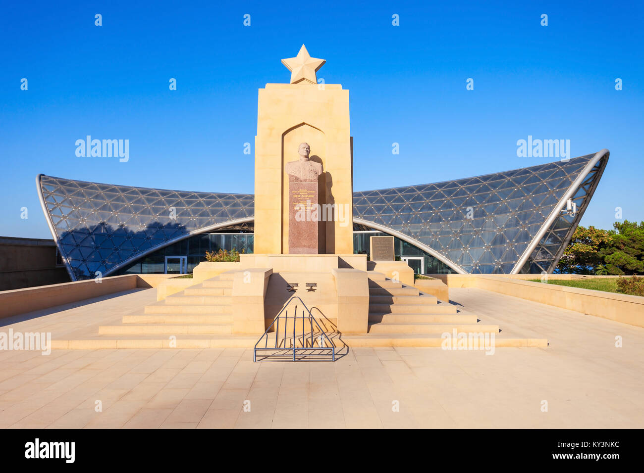 BAKU, Azerbaïdjan - 13 septembre 2016 : Hazi Aslanov monument et nouveau bâtiment du Funiculaire à Bakou les Martyrs Lane dans le centre de Bakou, Azerbai Banque D'Images