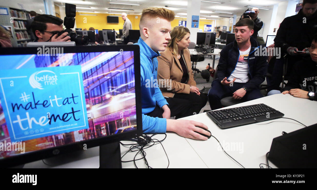 L'Irlande du Nord nouveau secrétaire d'État Karen Bradley arrive à Belfast Metropolitan College, à Belfast, le mercredi, Janvier 10th, 2018. Au cours de son premier voyage à Belfast, Mme Bradley, qui n'a jamais été à l'Irlande du Nord avant, a dit qu'elle avait parlé à tous les principaux chefs de parti et qui avait de nombreux défis à venir. Elle a auparavant occupé le rôle de secrétaire de la culture, jusqu'à ce que le premier ministre Theresa peut remanié son cabinet lundi. Mme Bradley remplacé James Brokenshire, qui a quitté son rôle en tant que secrétaire de l'Irlande du Nord pour des raisons de santé. Photo/Paul McErlane Banque D'Images