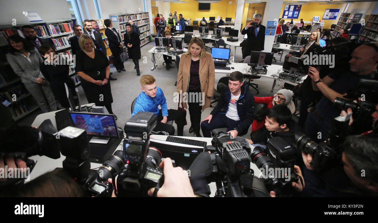 L'Irlande du Nord nouveau secrétaire d'État Karen Bradley arrive à Belfast Metropolitan College à Belfast, le mercredi, Janvier 10th, 2018. Au cours de son premier voyage à Belfast, Mme Bradley, qui n'a jamais été à l'Irlande du Nord avant, a dit qu'elle avait parlé à tous les principaux chefs de parti et qui avait de nombreux défis à venir. Elle a auparavant occupé le rôle de secrétaire de la culture, jusqu'à ce que le premier ministre Theresa peut remanié son cabinet lundi. Mme Bradley remplacé James Brokenshire, qui a quitté son rôle en tant que secrétaire de l'Irlande du Nord pour des raisons de santé. Photo/Paul McErlane Banque D'Images