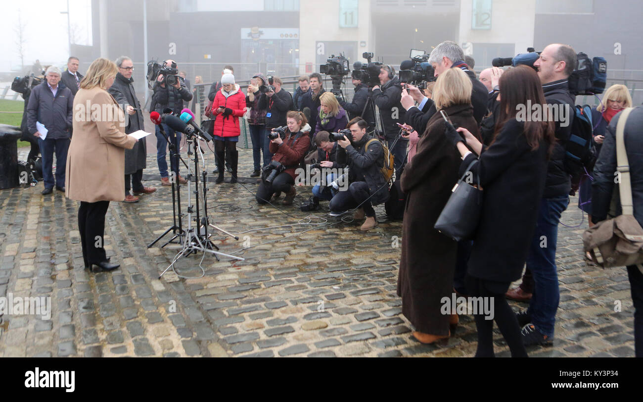 L'Irlande du Nord nouveau secrétaire d'État Karen Bradley arrive à Belfast Metropolitan College, à Belfast, le mercredi, Janvier 10th, 2018. Au cours de son premier voyage à Belfast, Mme Bradley, qui n'a jamais été à l'Irlande du Nord avant, a dit qu'elle avait parlé à tous les principaux chefs de parti et qui avait de nombreux défis à venir. Elle a auparavant occupé le rôle de secrétaire de la culture, jusqu'à ce que le premier ministre Theresa peut remanié son cabinet lundi. Mme Bradley remplacé James Brokenshire, qui a quitté son rôle en tant que secrétaire de l'Irlande du Nord pour des raisons de santé. Photo/Paul McErlane Banque D'Images