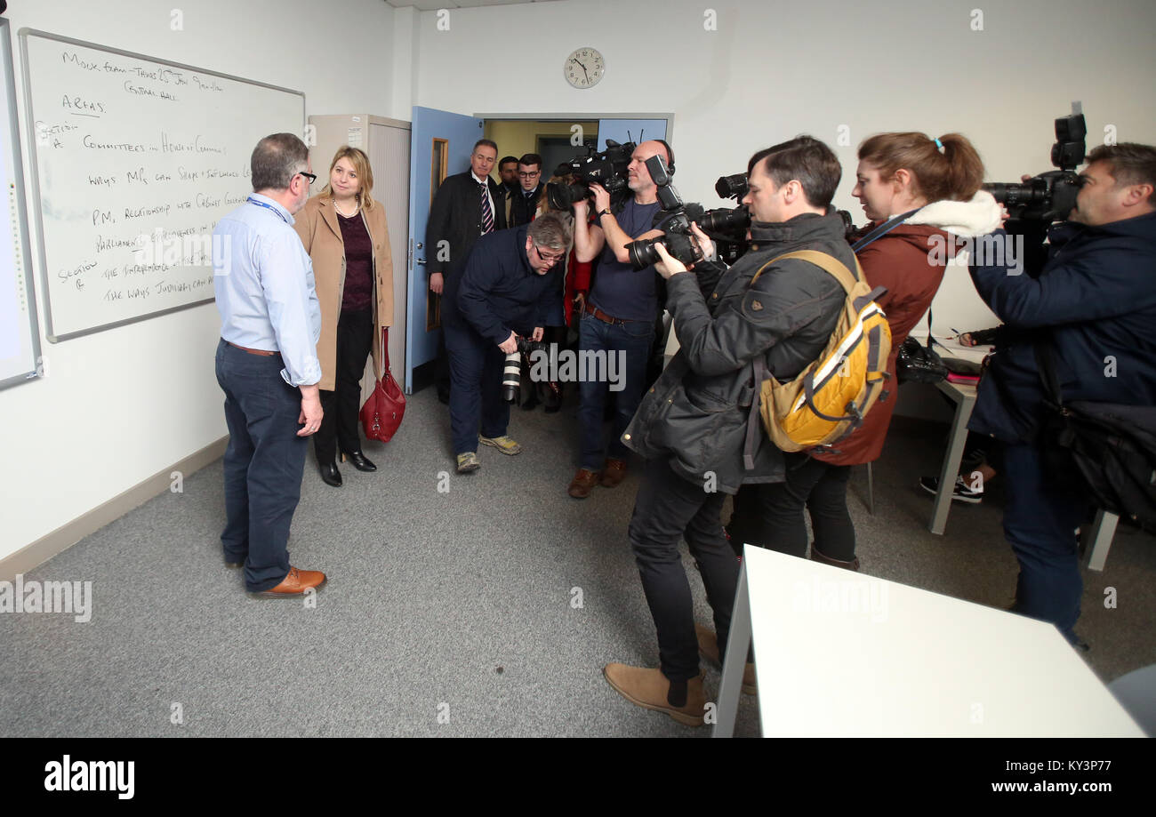 L'Irlande du Nord nouveau secrétaire d'État Karen Bradley arrive à Belfast Metropolitan College à Belfast, le mercredi, Janvier 10th, 2018. Au cours de son premier voyage à Belfast, Mme Bradley, qui n'a jamais été à l'Irlande du Nord avant, a dit qu'elle avait parlé à tous les principaux chefs de parti et qui avait de nombreux défis à venir. Elle a auparavant occupé le rôle de secrétaire de la culture, jusqu'à ce que le premier ministre Theresa peut remanié son cabinet lundi. Mme Bradley remplacé James Brokenshire, qui a quitté son rôle en tant que secrétaire de l'Irlande du Nord pour des raisons de santé. Photo/Paul McErlane Banque D'Images