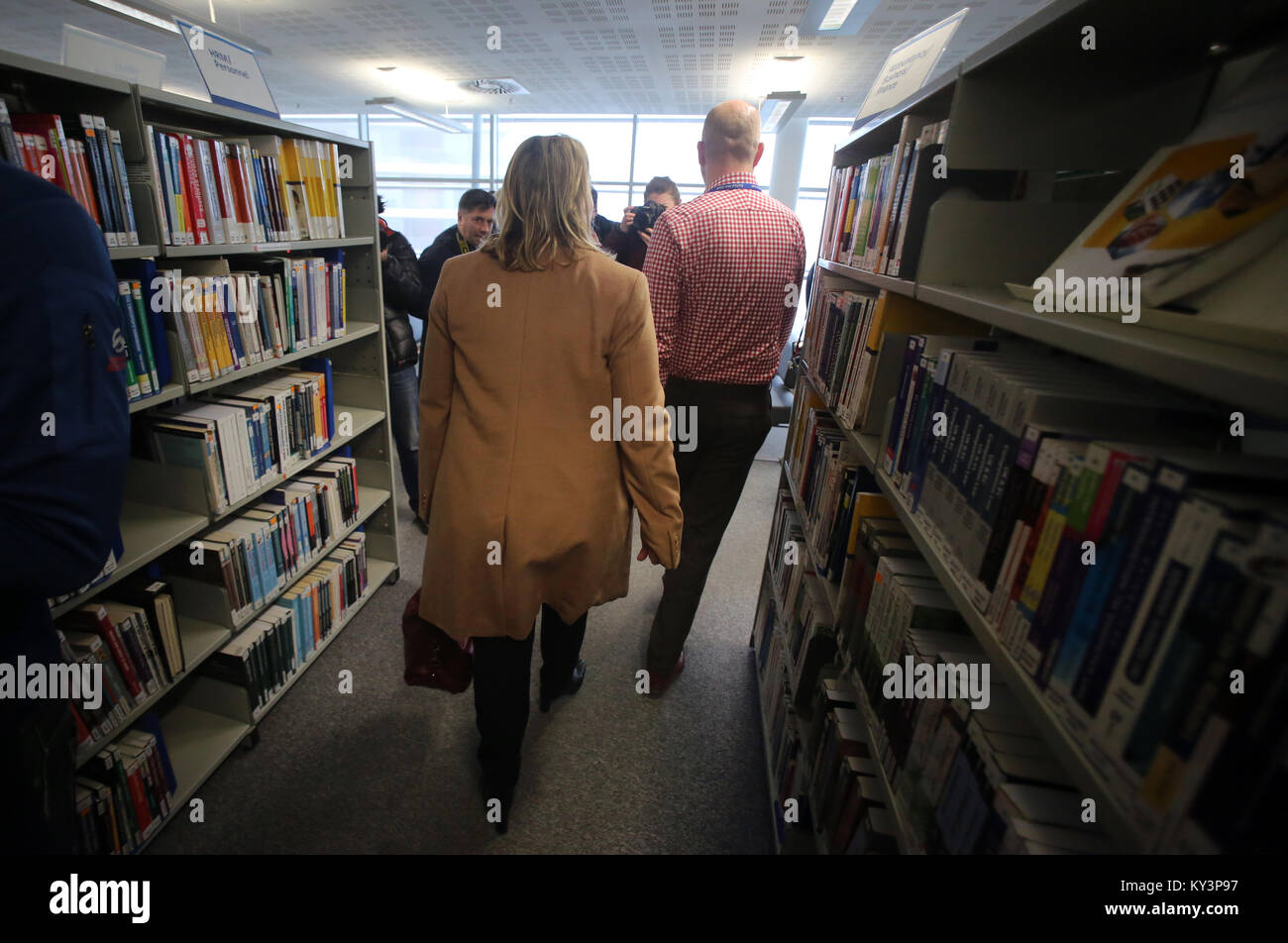 L'Irlande du Nord nouveau secrétaire d'État Karen Bradley arrive à Belfast Metropolitan College, à Belfast, le mercredi, Janvier 10th, 2018. Au cours de son premier voyage à Belfast, Mme Bradley, qui n'a jamais été à l'Irlande du Nord avant, a dit qu'elle avait parlé à tous les principaux chefs de parti et qui avait de nombreux défis à venir. Elle a auparavant occupé le rôle de secrétaire de la culture, jusqu'à ce que le premier ministre Theresa peut remanié son cabinet lundi. Mme Bradley remplacé James Brokenshire, qui a quitté son rôle en tant que secrétaire de l'Irlande du Nord pour des raisons de santé. Photo/Paul McErlane Banque D'Images