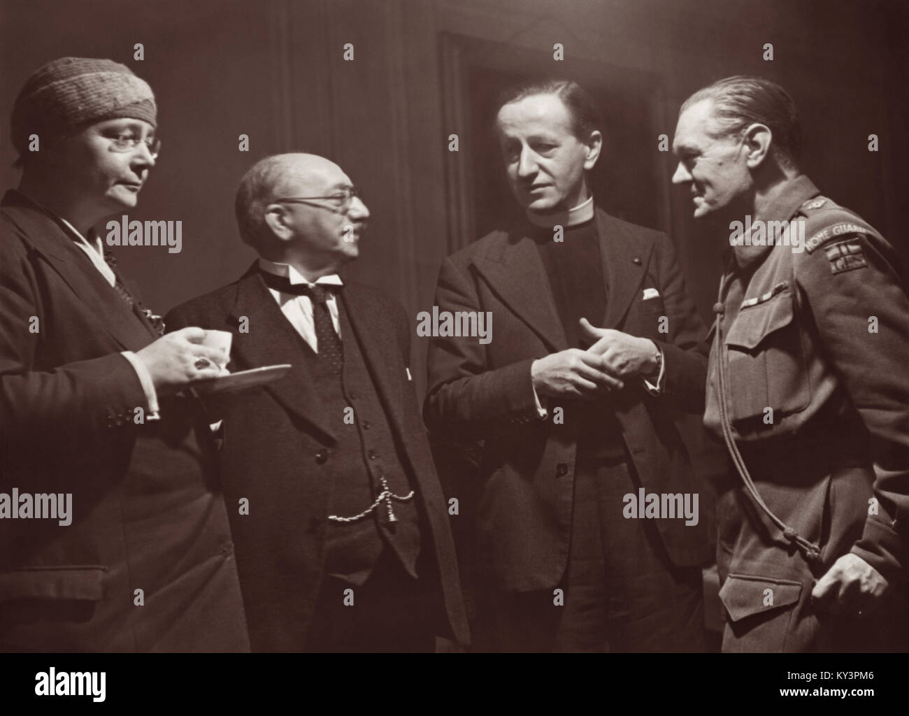 Auteur Britannique Dorothy Sayers (1893-1957) lors d'une conférence le 10 décembre 1941, où elle a rencontré les représentants de la presse pour expliquer sa nouvelle série de pièces de théâtre religieux intitulée "l'homme né pour être roi' qui commenceront à être diffusées sur l'heure des enfants, la BBC Home Service, le 21 décembre. Sur la photo de gauche à droite : Dorothy Sayers, J.A. Kensit de la vérité et la société protestante Churchman's Magazine, le Dr J. W. Welch, directeur de la BBC d'émissions religieuses, et Derek McCulloch, chef de la l'heure des enfants. Banque D'Images
