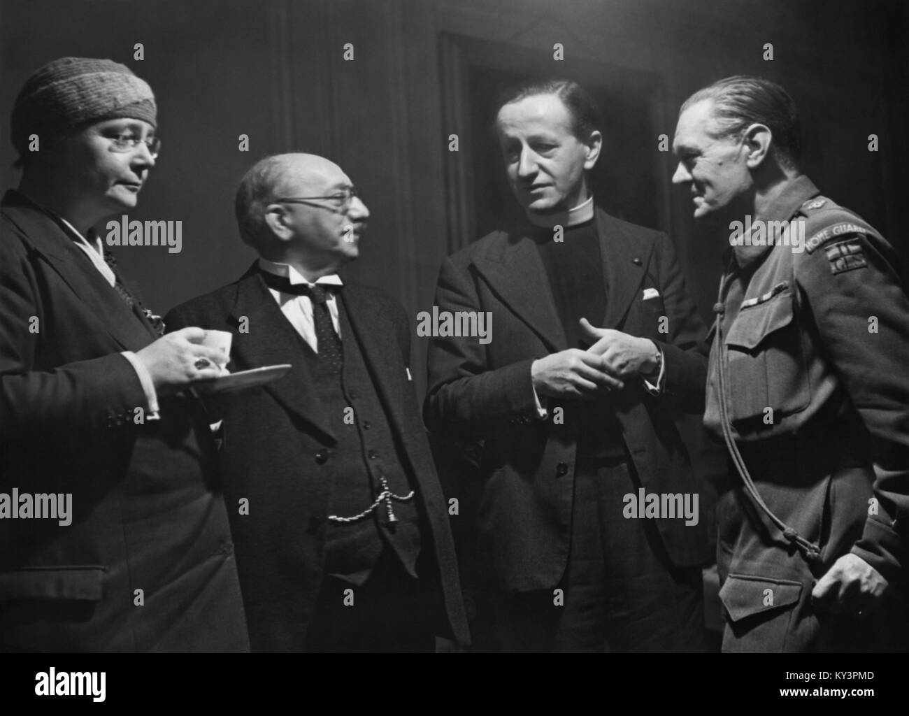 Auteur Britannique Dorothy Sayers (1893-1957) lors d'une conférence le 10 décembre 1941, où elle a rencontré les représentants de la presse pour expliquer sa nouvelle série de pièces de théâtre religieux intitulée "l'homme né pour être roi' qui commenceront à être diffusées sur l'heure des enfants, la BBC Home Service, le 21 décembre. Sur la photo de gauche à droite : Dorothy Sayers, J.A. Kensit de la vérité et la société protestante Churchman's Magazine, le Dr J. W. Welch, directeur de la BBC d'émissions religieuses, et Derek McCulloch, chef de la l'heure des enfants. Banque D'Images