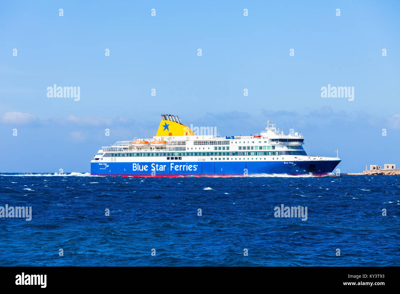 L'île de Paros, GRÈCE - 25 octobre 2016 : Blue Star ferry dans la mer près d'îles des Cyclades en Grèce mer Aegian. Banque D'Images